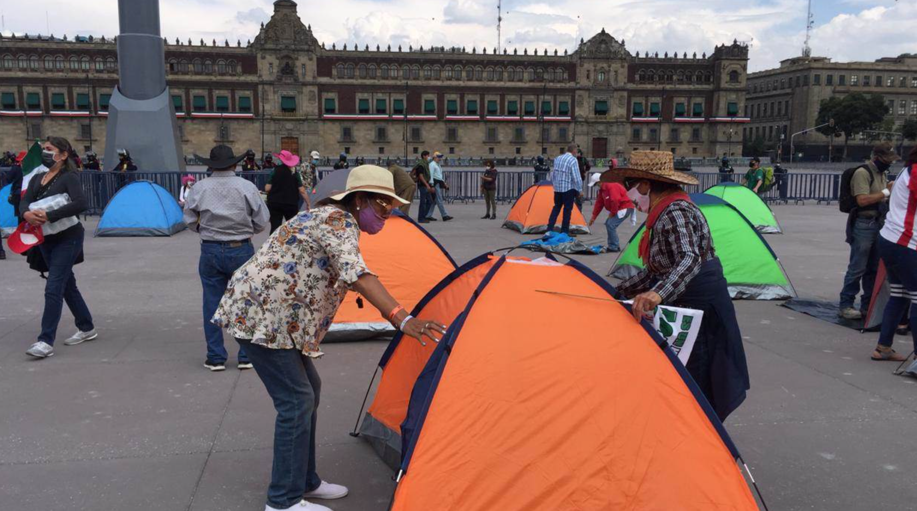 Familiares de las víctimas de Ayotzinapa instalan plantón en el Zócalo